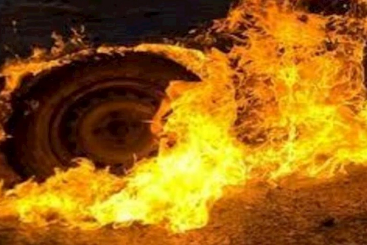 Bakıda Mercedes markalı minik avtomobili yandı