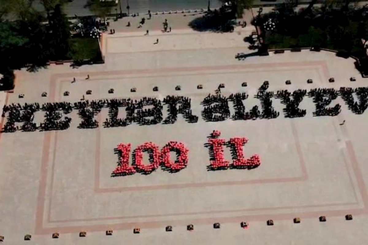 Gəncədə Heydər Əliyevin 100 illik yubileyinə həsr olunmuş fləşmob keçirildi