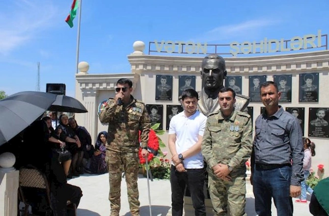 Sabirabadın icra başçısından Vətən Şəhidlərinə hörmətsizlik: Milli Qəhrəmanın büstünün və bulağın açılışına qatılmadı — FOTOLAR