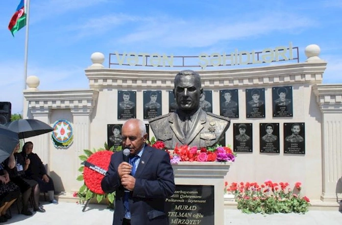Sabirabadın icra başçısından Vətən Şəhidlərinə hörmətsizlik: Milli Qəhrəmanın büstünün və bulağın açılışına qatılmadı — FOTOLAR