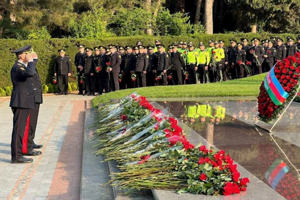 Baş Dövlət Yol Polisi İdarəsinin şəxsi heyəti Heydər Əliyevin məzarını ziyarət edib