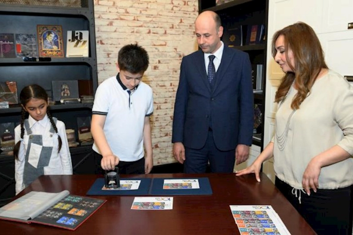 Ulu Öndərin 100 illik yubileyinə həsr olunmuş markanı şəhid övladları möhürlədi