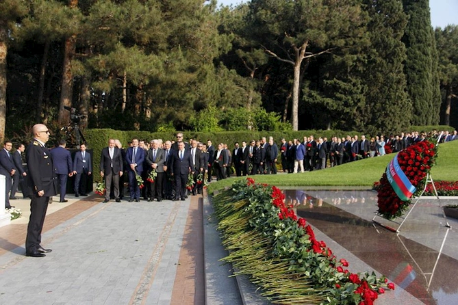 Bakı Metropoliteni”nin kollektivi Ümummilli Lider Heydər Əliyevin məzarını ziyarət edib Bakı Metropoliteni”nin kollektivi Ümummilli Lider Heydər Əliyevin məzarını ziyarət edib