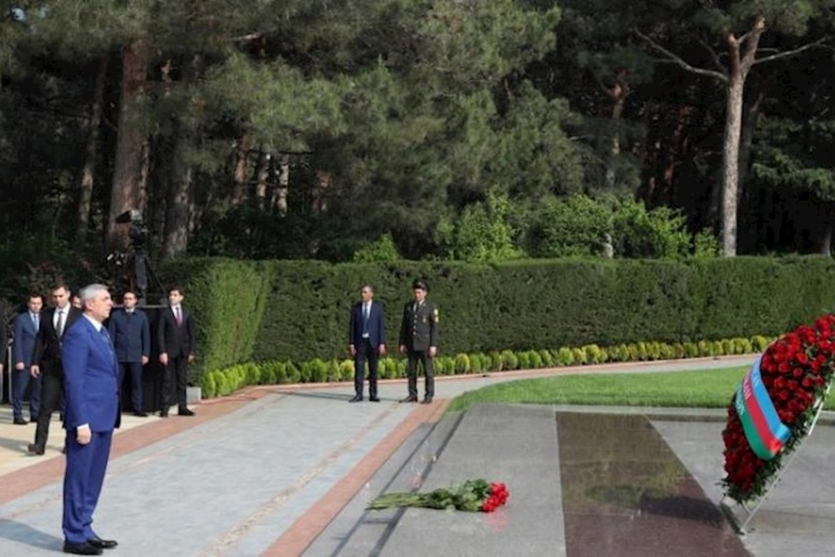 Prezident Administrasiyasının rəhbəri Fəxri xiyabanda Ulu Öndər Heydər Əliyevin məzarını ziyarət edib
