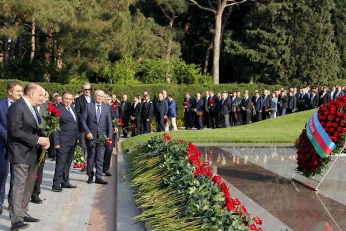 Bakı Metropoliteni”nin kollektivi Ümummilli Lider Heydər Əliyevin məzarını ziyarət edib