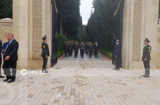 Dövlət qurumlarının nümayəndələri Fəxri xiyabanı ziyarət edirlər — FOTOLAR Dövlət qurumlarının nümayəndələri Fəxri xiyabanı ziyarət edirlər — FOTOLAR