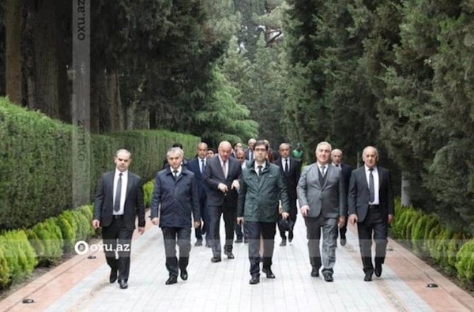Dövlət qurumlarının nümayəndələri Fəxri xiyabanı ziyarət edirlər — FOTOLAR Dövlət qurumlarının nümayəndələri Fəxri xiyabanı ziyarət edirlər — FOTOLAR