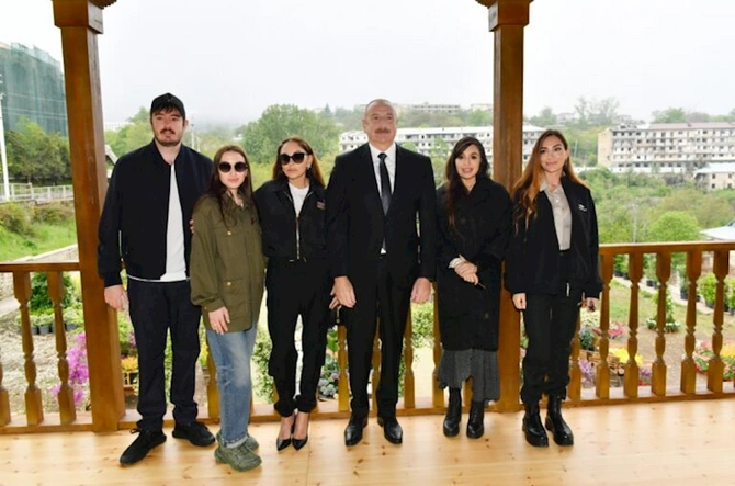 Prezident ailə üzvləri ilə ŞUŞADA — FOTOLAR