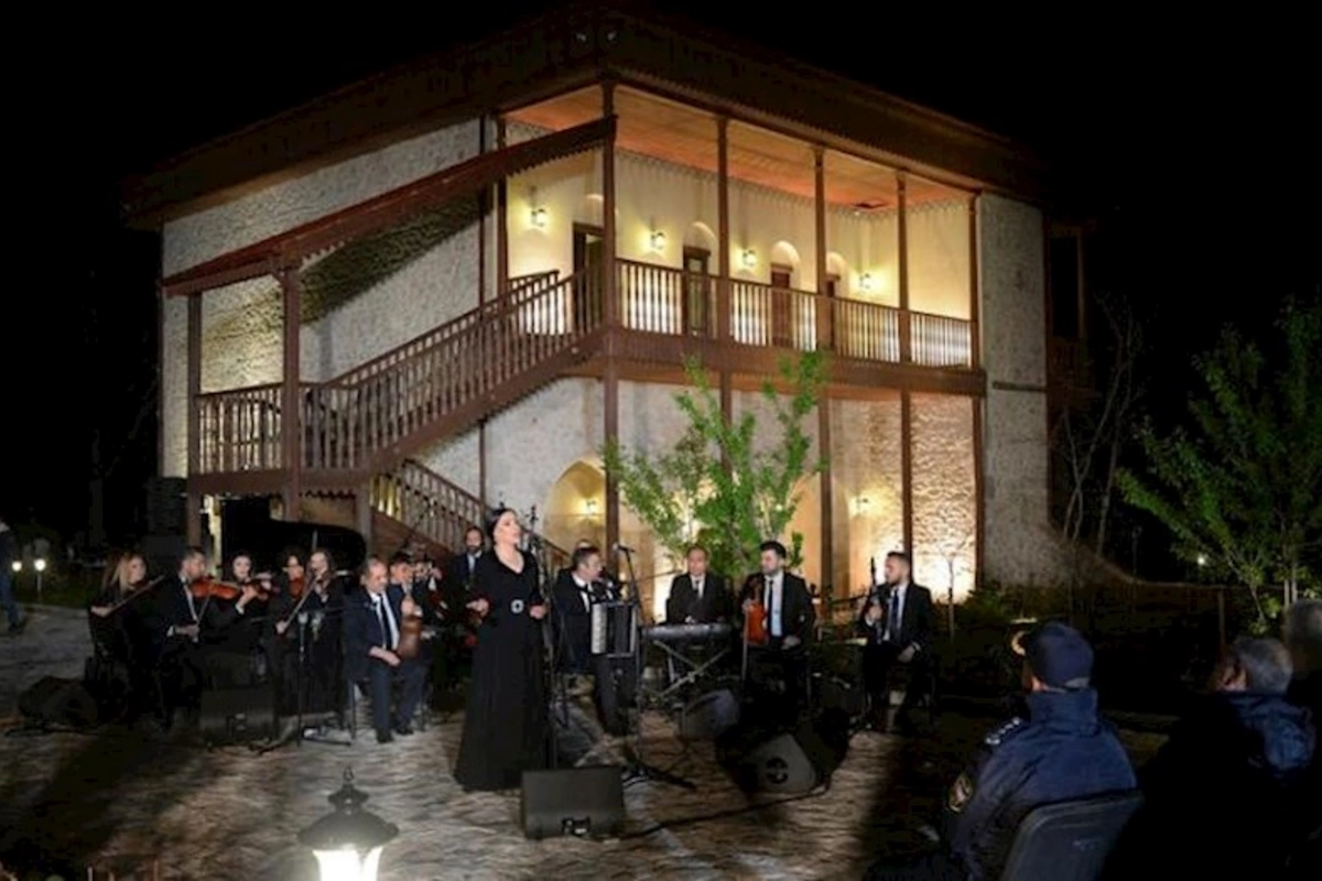 Şuşada “Ümummilli Lider Heydər Əliyev-sevimli mahnılar” adlı konsert proqramı təqdim olunub