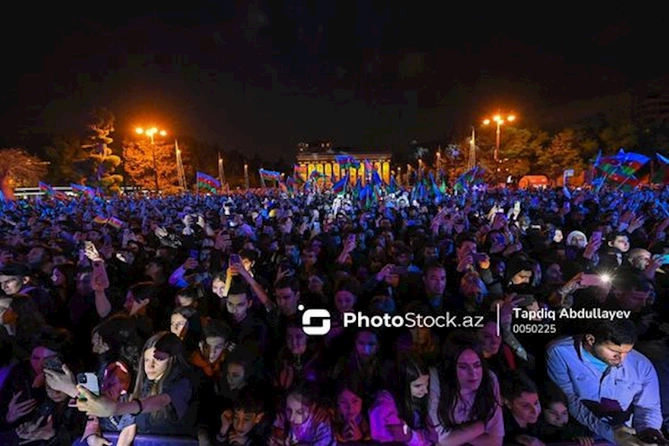Bakıda Heydər Əliyevin 100 illik yubileyi ilə əlaqədar atəşfəşanlıq olub — FOTO/VİDEO Bakıda Heydər Əliyevin 100 illik yubileyi ilə əlaqədar atəşfəşanlıq olub — FOTO/VİDEO