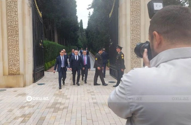 Dövlət qurumlarının nümayəndələri Fəxri xiyabanı ziyarət edirlər — FOTOLAR Dövlət qurumlarının nümayəndələri Fəxri xiyabanı ziyarət edirlər — FOTOLAR