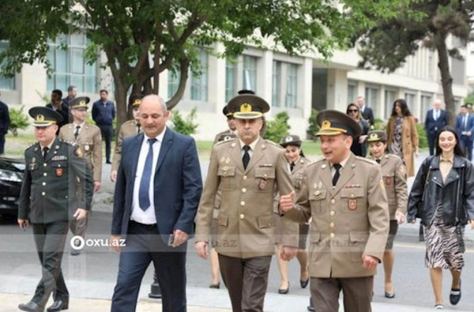 Dövlət qurumlarının nümayəndələri Fəxri xiyabanı ziyarət edirlər — FOTOLAR Dövlət qurumlarının nümayəndələri Fəxri xiyabanı ziyarət edirlər — FOTOLAR