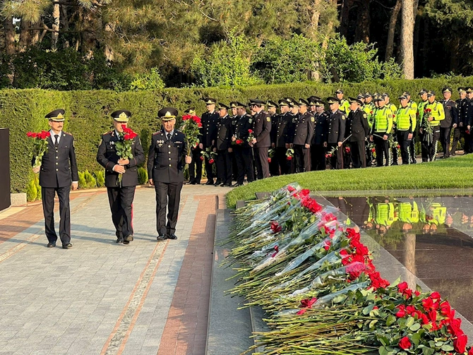 Baş Dövlət Yol Polisi İdarəsinin şəxsi heyəti Heydər Əliyevin məzarını ziyarət edib Baş Dövlət Yol Polisi İdarəsinin şəxsi heyəti Heydər Əliyevin məzarını ziyarət edib