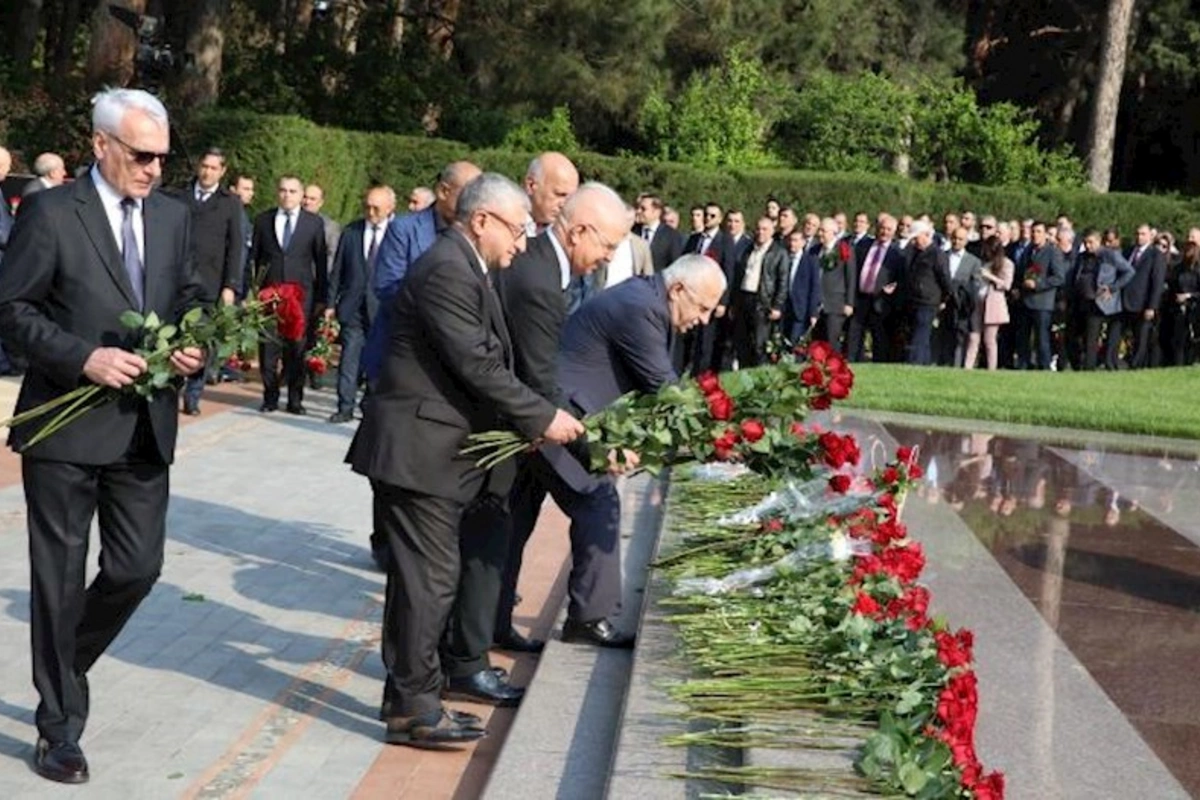 AHİK rəhbərliyi Ulu Öndər Heydər Əliyevin məzarını ziyarət edib — FOTOLAR