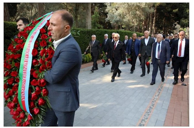 AHİK rəhbərliyi Ulu Öndər Heydər Əliyevin məzarını ziyarət edib — FOTOLAR AHİK rəhbərliyi Ulu Öndər Heydər Əliyevin məzarını ziyarət edib — FOTOLAR
