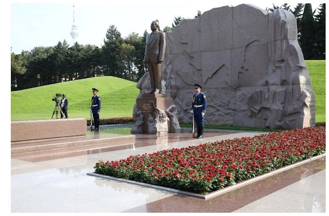AHİK rəhbərliyi Ulu Öndər Heydər Əliyevin məzarını ziyarət edib — FOTOLAR AHİK rəhbərliyi Ulu Öndər Heydər Əliyevin məzarını ziyarət edib — FOTOLAR