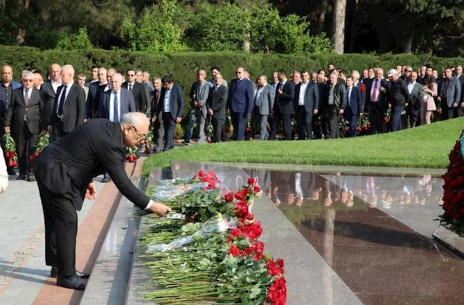 AHİK rəhbərliyi Ulu Öndər Heydər Əliyevin məzarını ziyarət edib — FOTOLAR AHİK rəhbərliyi Ulu Öndər Heydər Əliyevin məzarını ziyarət edib — FOTOLAR