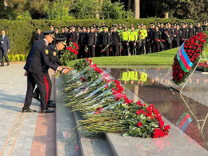 Baş Dövlət Yol Polisi İdarəsinin şəxsi heyəti Heydər Əliyevin məzarını ziyarət edib Baş Dövlət Yol Polisi İdarəsinin şəxsi heyəti Heydər Əliyevin məzarını ziyarət edib