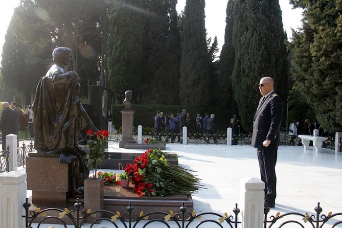 Bakı Metropoliteni”nin kollektivi Ümummilli Lider Heydər Əliyevin məzarını ziyarət edib Bakı Metropoliteni”nin kollektivi Ümummilli Lider Heydər Əliyevin məzarını ziyarət edib