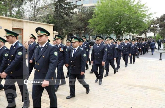Dövlət qurumlarının nümayəndələri Fəxri xiyabanı ziyarət edirlər — FOTOLAR Dövlət qurumlarının nümayəndələri Fəxri xiyabanı ziyarət edirlər — FOTOLAR