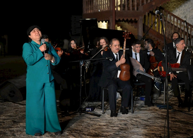 Şuşada “Ümummilli Lider Heydər Əliyev-sevimli mahnılar” adlı konsert proqramı təqdim olunub Şuşada “Ümummilli Lider Heydər Əliyev-sevimli mahnılar” adlı konsert proqramı təqdim olunub
