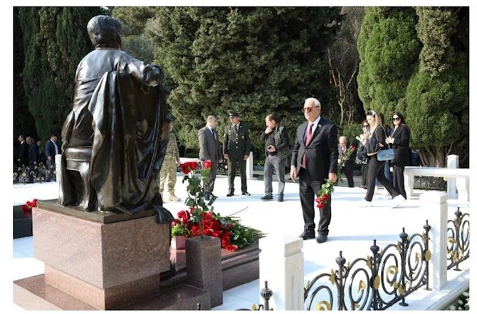 AHİK rəhbərliyi Ulu Öndər Heydər Əliyevin məzarını ziyarət edib — FOTOLAR AHİK rəhbərliyi Ulu Öndər Heydər Əliyevin məzarını ziyarət edib — FOTOLAR