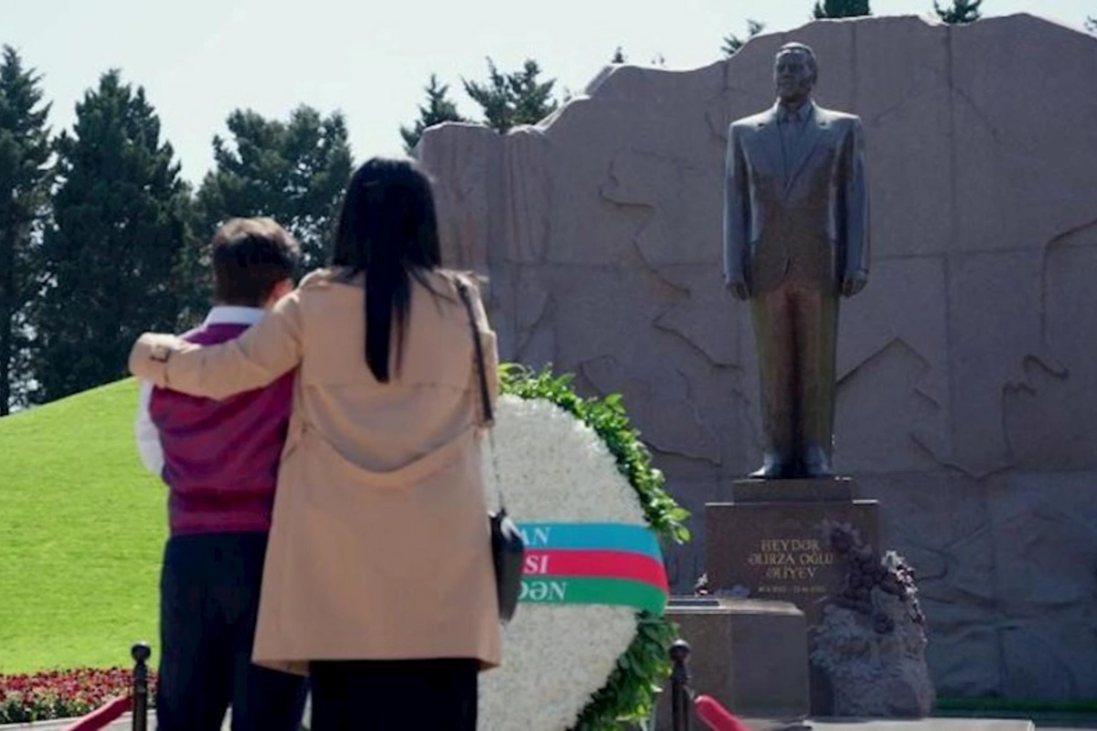 Baba, oğlun arzunu yerinə yetirdi, 100 yaşın mübarək! — VİDEO