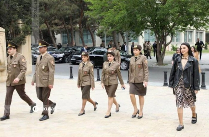 Dövlət qurumlarının nümayəndələri Fəxri xiyabanı ziyarət edirlər — FOTOLAR Dövlət qurumlarının nümayəndələri Fəxri xiyabanı ziyarət edirlər — FOTOLAR