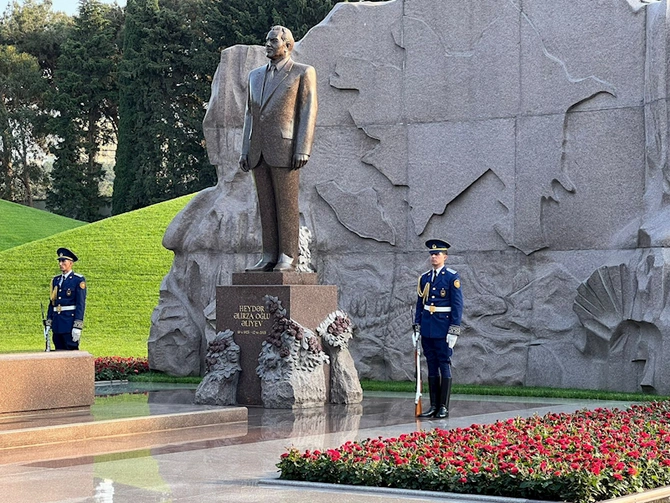 Baş Dövlət Yol Polisi İdarəsinin şəxsi heyəti Heydər Əliyevin məzarını ziyarət edib Baş Dövlət Yol Polisi İdarəsinin şəxsi heyəti Heydər Əliyevin məzarını ziyarət edib