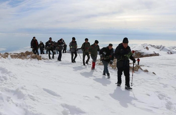 ETSN-in bir qrup əməkdaşı “Heydər zirvəsi”ndə — FOTOLAR