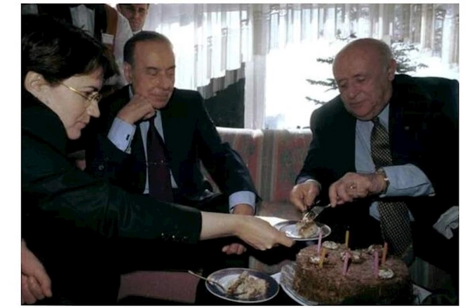 Bir şəklin tarixçəsi: Heydər Əliyev və Akşener Dəmirəlin ad günündə Bir şəklin tarixçəsi: Heydər Əliyev və Akşener Dəmirəlin ad günündə