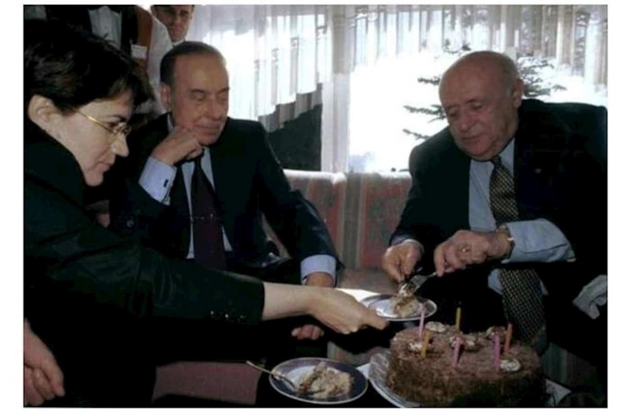 Bir şəklin tarixçəsi: Heydər Əliyev və Akşener Dəmirəlin ad günündə
