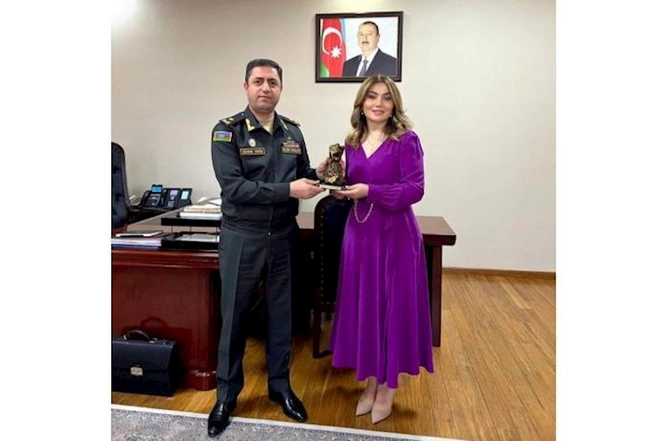 Zakir Həsənov Ruhi Əliyevanı təltif etdi — FOTOLAR Zakir Həsənov Ruhi Əliyevanı təltif etdi — FOTOLAR
