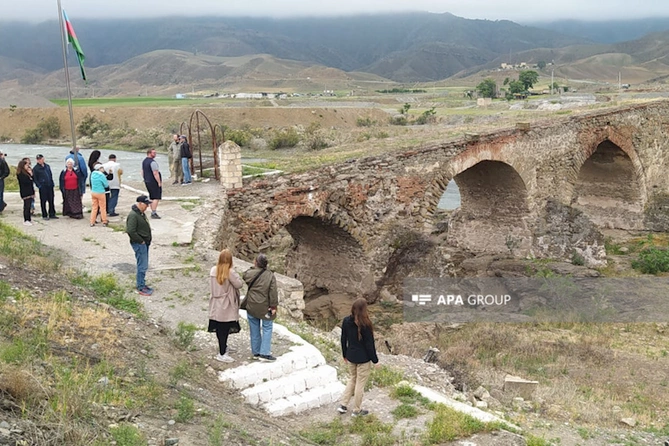 İsveçli beynəlxalq səyahətçilər Xudafərin körpüsünü ziyarət edib — FOTO İsveçli beynəlxalq səyahətçilər Xudafərin körpüsünü ziyarət edib — FOTO