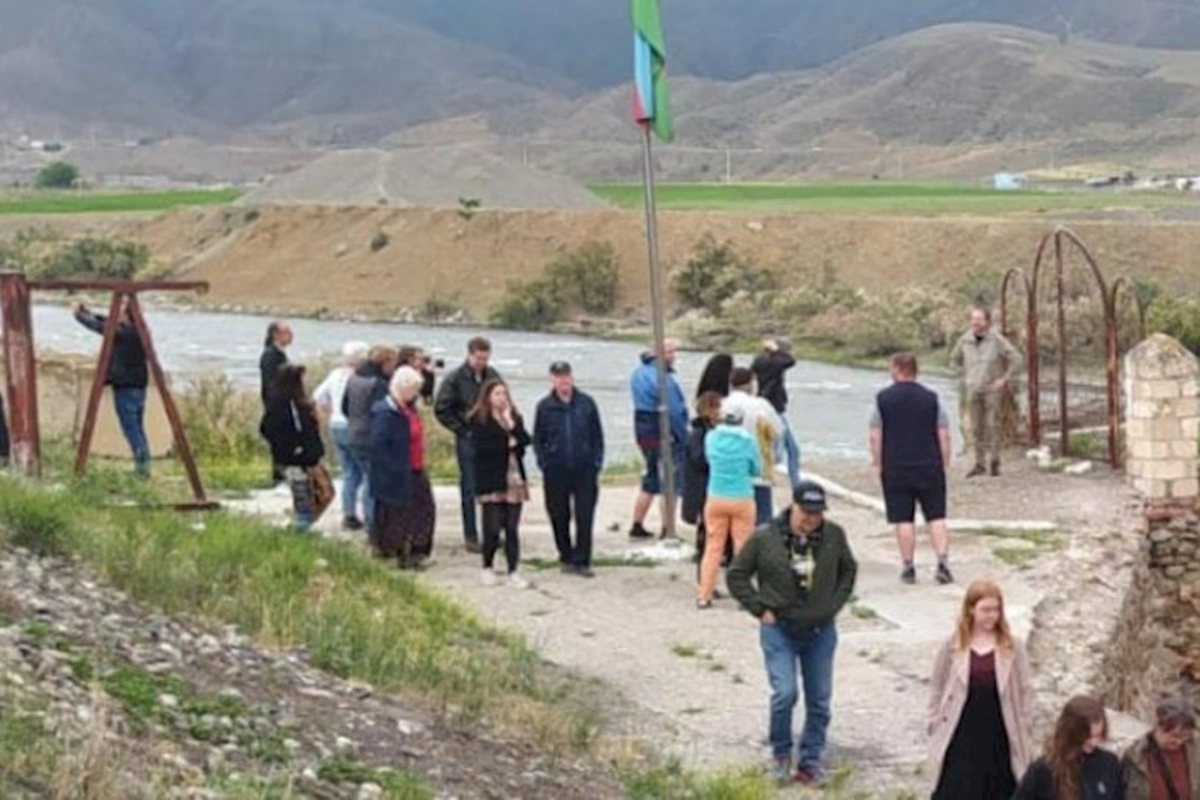 İsveçli beynəlxalq səyahətçilər Xudafərin körpüsünü ziyarət edib — FOTO