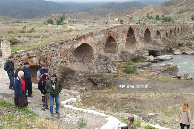 İsveçli beynəlxalq səyahətçilər Xudafərin körpüsünü ziyarət edib — FOTO İsveçli beynəlxalq səyahətçilər Xudafərin körpüsünü ziyarət edib — FOTO
