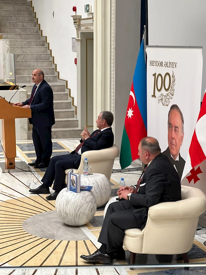 Tbilisidə Azərbaycan və gürcü dillərində nəşr edilmiş “Milli dövlətçiliyimizin simvolu” kitabının təqdimatı olub