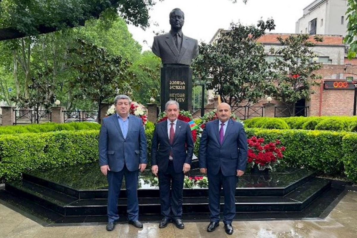 Tbilisidə Azərbaycan və gürcü dillərində nəşr edilmiş “Milli dövlətçiliyimizin simvolu” kitabının təqdimatı olub