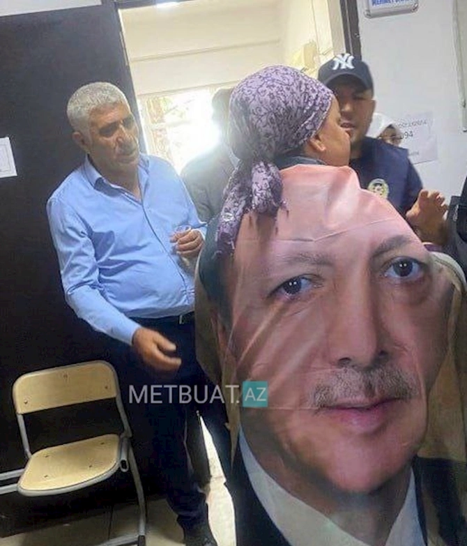 Qadın bu geyiminə görə səsverməyə buraxılmadı — FOTO