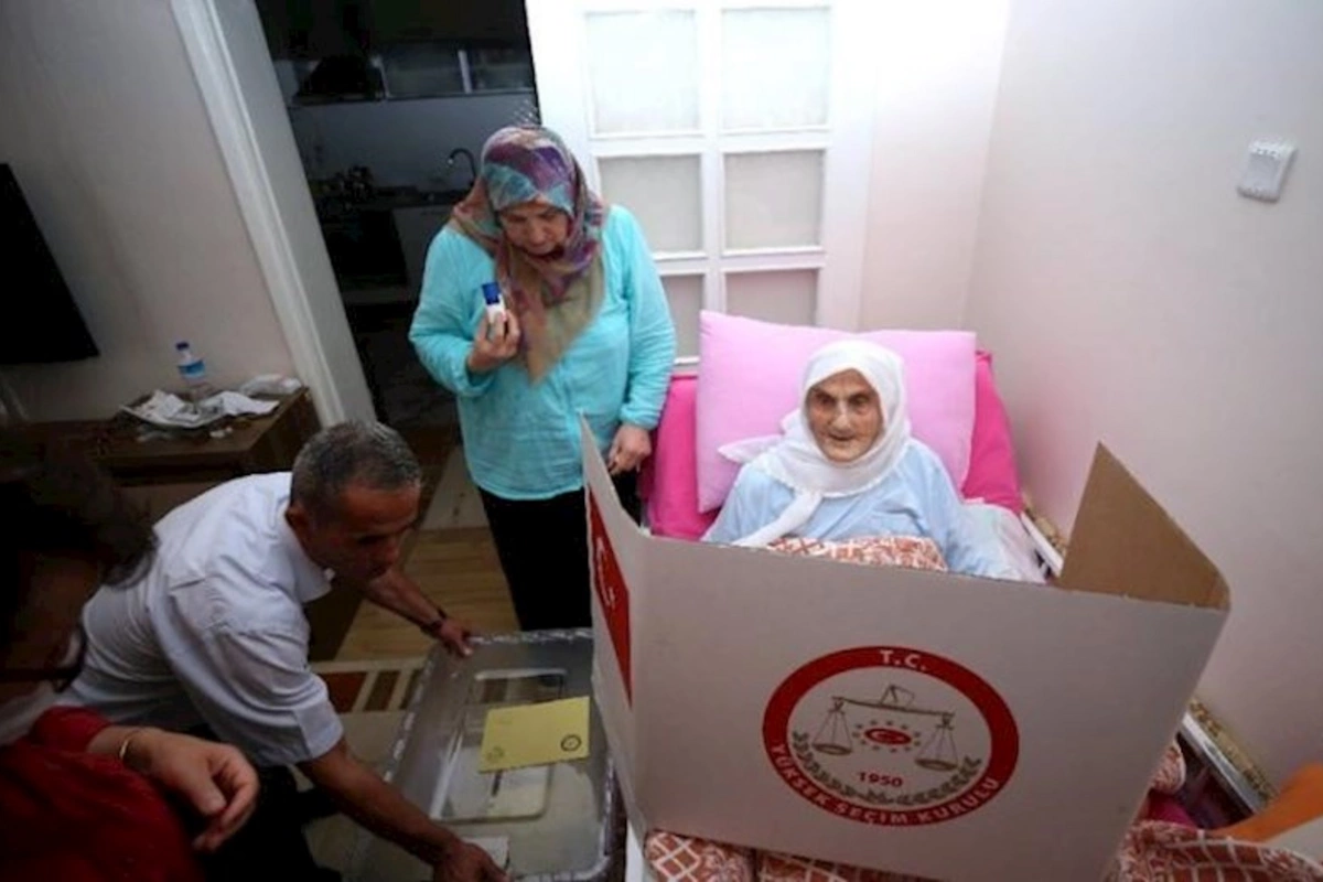 Türkiyədə xəstə, əlil və qoca seçicilər səyyar seçki qutusu ilə səs verirlər