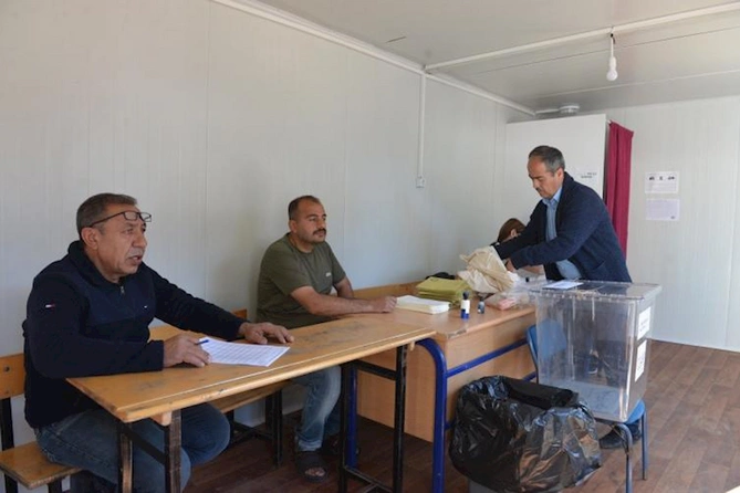 Türkiyənin zəlzələ bölgəsində seçici fəallığı müşahidə edilir — FOTO Türkiyənin zəlzələ bölgəsində seçici fəallığı müşahidə edilir — FOTO