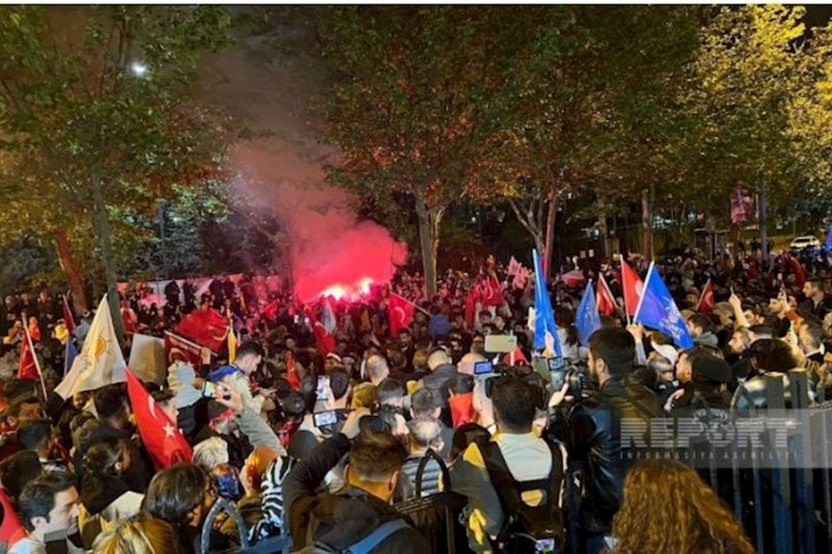 AK Parti İstanbul təşkilatının qarşısında bu dəqiqələrdə izdiham yaşanır