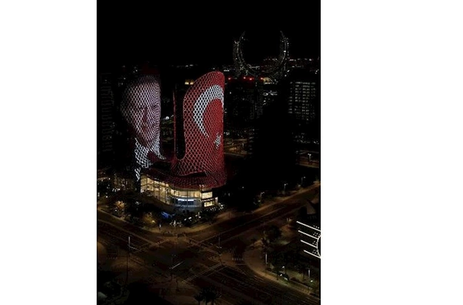 Ərdoğanın fotosu Dohadakı qüllələrdə — FOTOLAR Ərdoğanın fotosu Dohadakı qüllələrdə — FOTOLAR