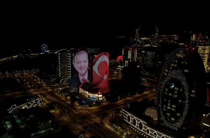 Ərdoğanın fotosu Dohadakı qüllələrdə — FOTOLAR Ərdoğanın fotosu Dohadakı qüllələrdə — FOTOLAR