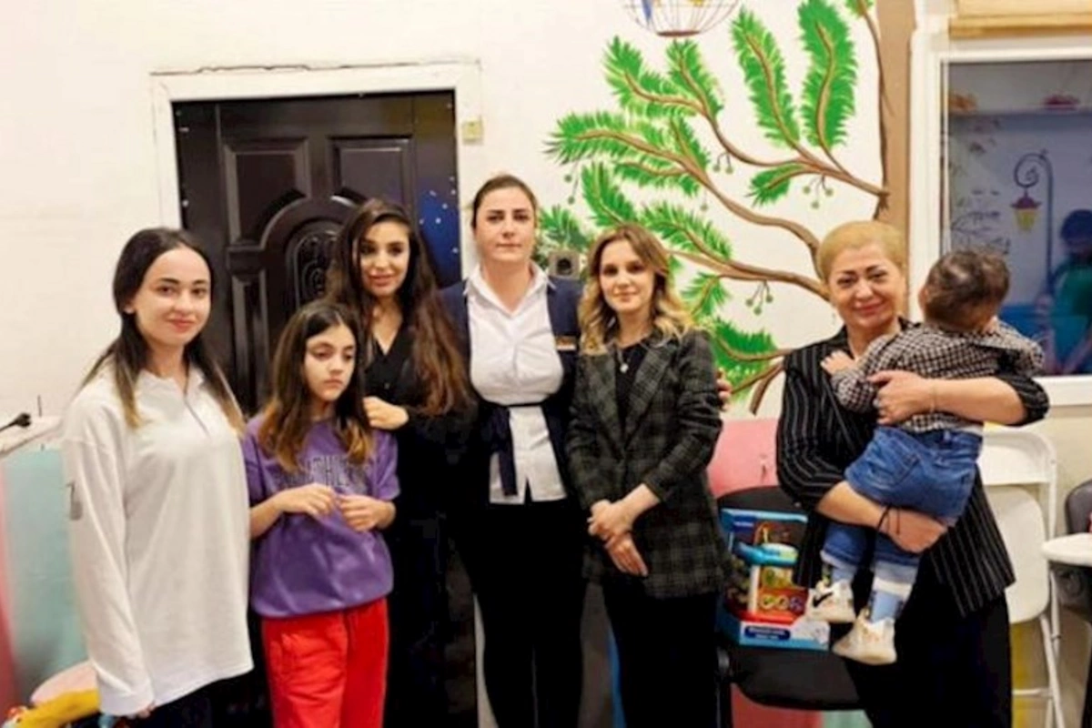 Leyla Əliyeva qızı ilə uşaq sığınacağında — FOTOLAR