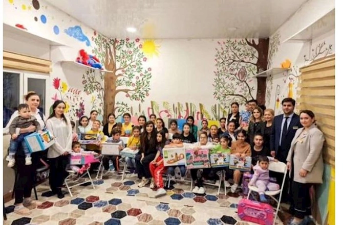 Leyla Əliyeva qızı ilə uşaq sığınacağında — FOTOLAR Leyla Əliyeva qızı ilə uşaq sığınacağında — FOTOLAR