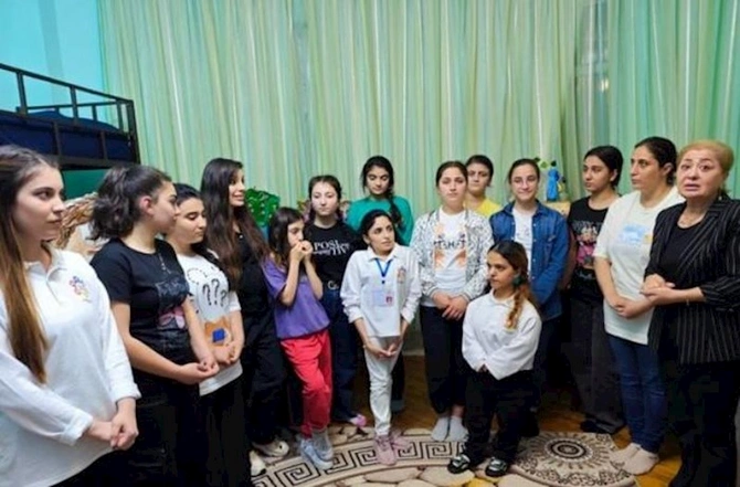 Leyla Əliyeva qızı ilə uşaq sığınacağında — FOTOLAR Leyla Əliyeva qızı ilə uşaq sığınacağında — FOTOLAR