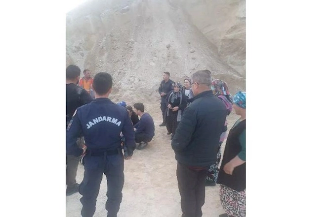Qum topasının altında qalan fəhlə öldü — FOTO