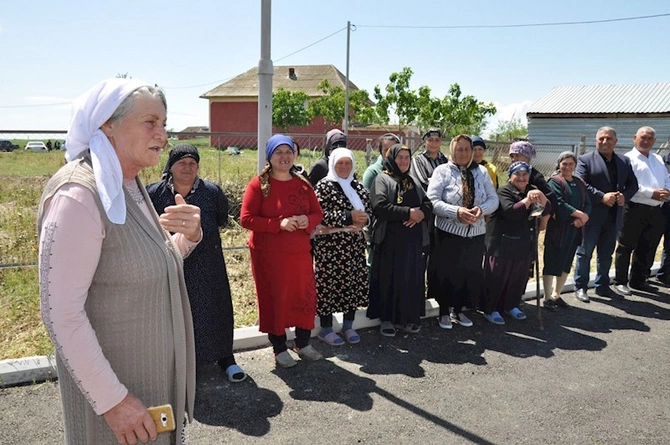 Köhnə Amankəndin köhnədən qalan problemi “Açıq mikrofon”da — FOTOLAR Köhnə Amankəndin köhnədən qalan problemi “Açıq mikrofon”da — FOTOLAR
