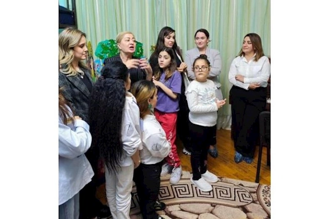 Leyla Əliyeva qızı ilə uşaq sığınacağında — FOTOLAR Leyla Əliyeva qızı ilə uşaq sığınacağında — FOTOLAR